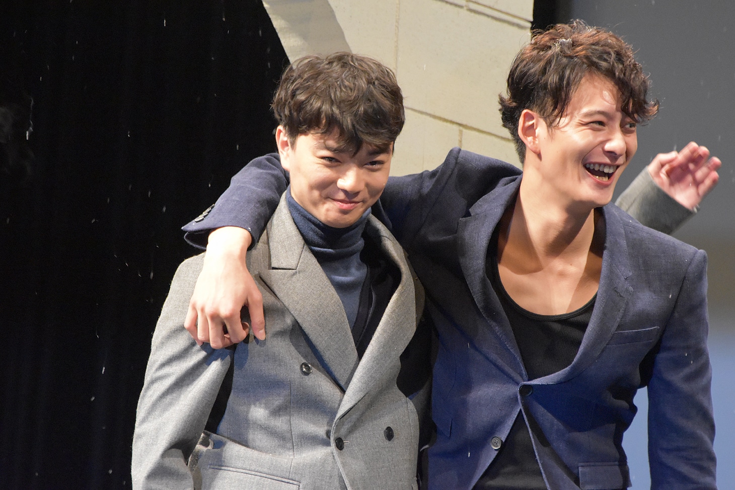 岡田将生の肩を抱き返す染谷将太。