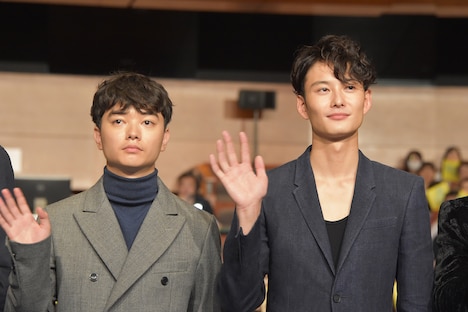 左から染谷将太、岡田将生。