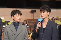 岡田将生の話に時折相づちを打ちながら耳を傾ける染谷将太。