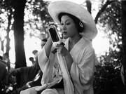 セルフメイク中の若尾文子。