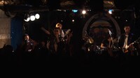 Revolution Qのボーカルとしてライブを行う園子温。 (c)「ラブ＆ピース」製作委員会