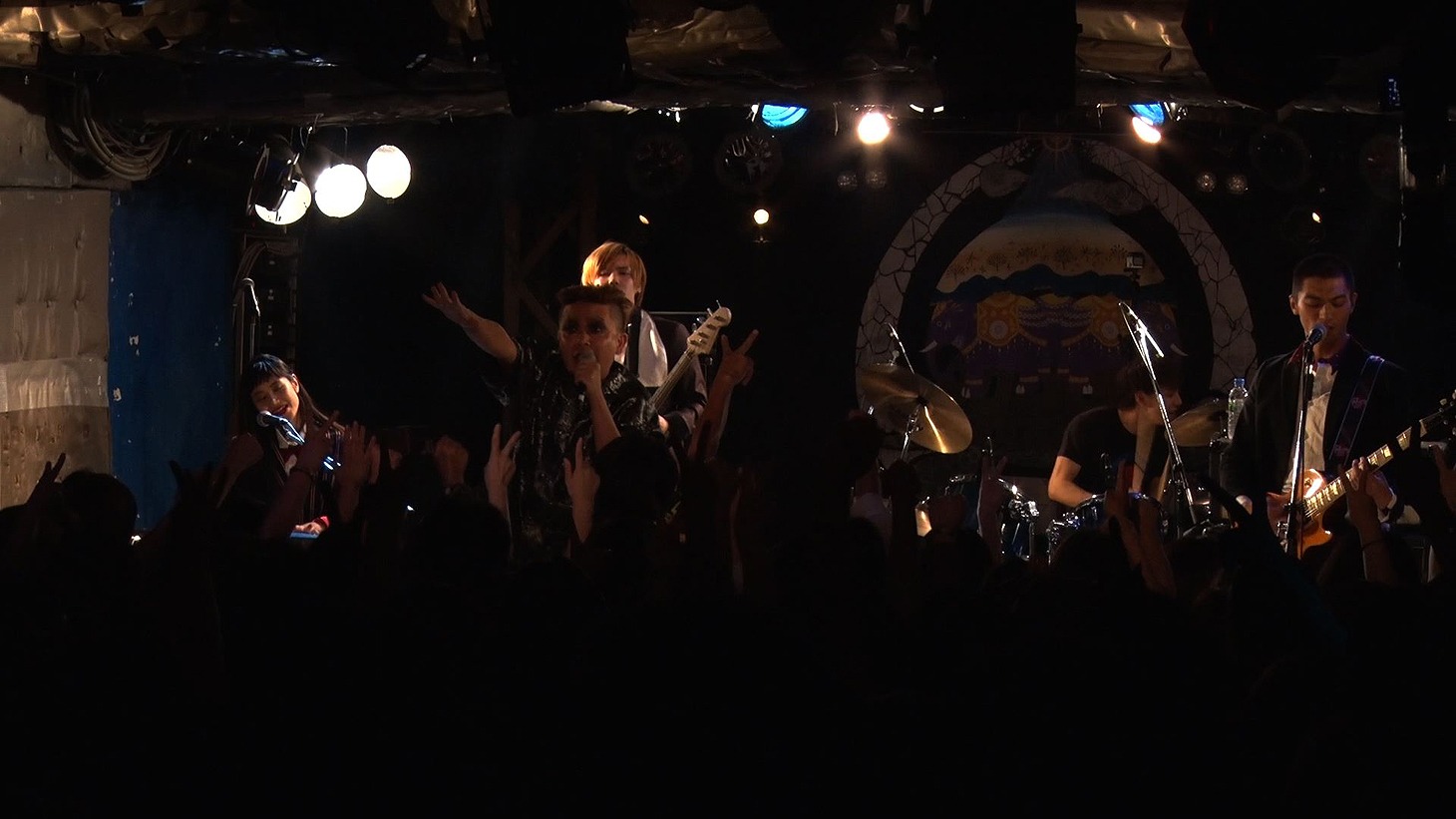 Revolution Qのボーカルとしてライブを行う園子温。 (c)「ラブ＆ピース」製作委員会