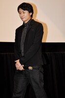 脚本を手がけた冲方丁。