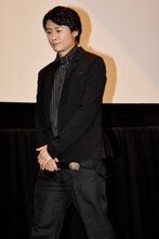 脚本を手がけた冲方丁。