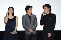 「極道大戦争」初日舞台挨拶の様子。左から成海璃子、市原隼人、リリー・フランキー。