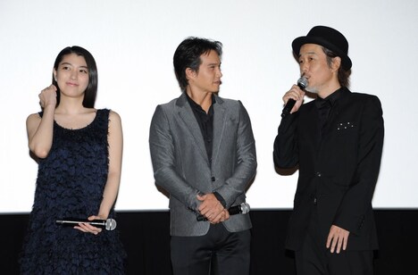 「極道大戦争」初日舞台挨拶の様子。左から成海璃子、市原隼人、リリー・フランキー。
