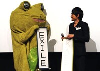 「極道大戦争」初日舞台挨拶の様子。左からKAERUくん、青柳翔。