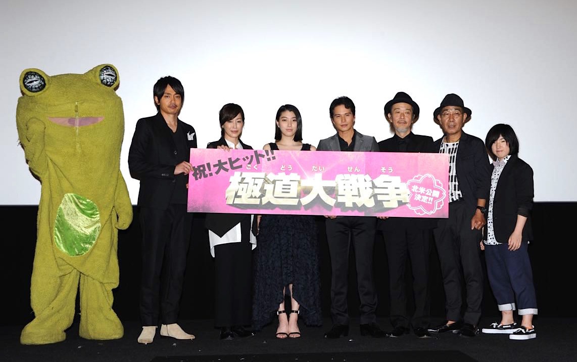 「極道大戦争」初日舞台挨拶の様子。左からKAERUくん、青柳翔、高島礼子、成海璃子、市原隼人、リリー・フランキー、でんでん、坂口茉琴。