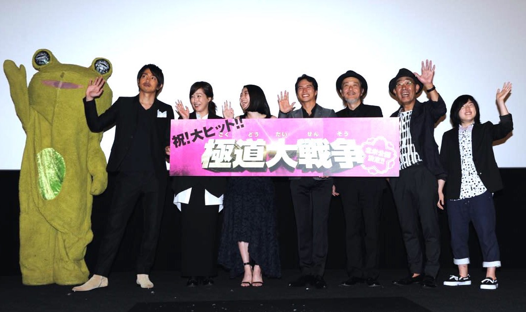 「極道大戦争」初日舞台挨拶の様子。左からKAERUくん、青柳翔、高島礼子、成海璃子、市原隼人、リリー・フランキー、でんでん、坂口茉琴。