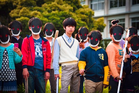 「リアル鬼ごっこ ライジング」の「佐藤さんを探せ！」。(c)2015「リアル鬼ごっこ」学級委員会