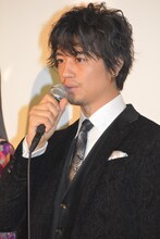 粛々と挨拶を述べる斎藤工。