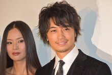 左からしいなえいひ、斎藤工。