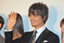 会場のファンに写真撮影を許可し、笑顔で手を振る斎藤工。