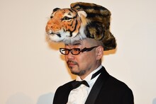 虎の帽子をかぶった西村喜廣。