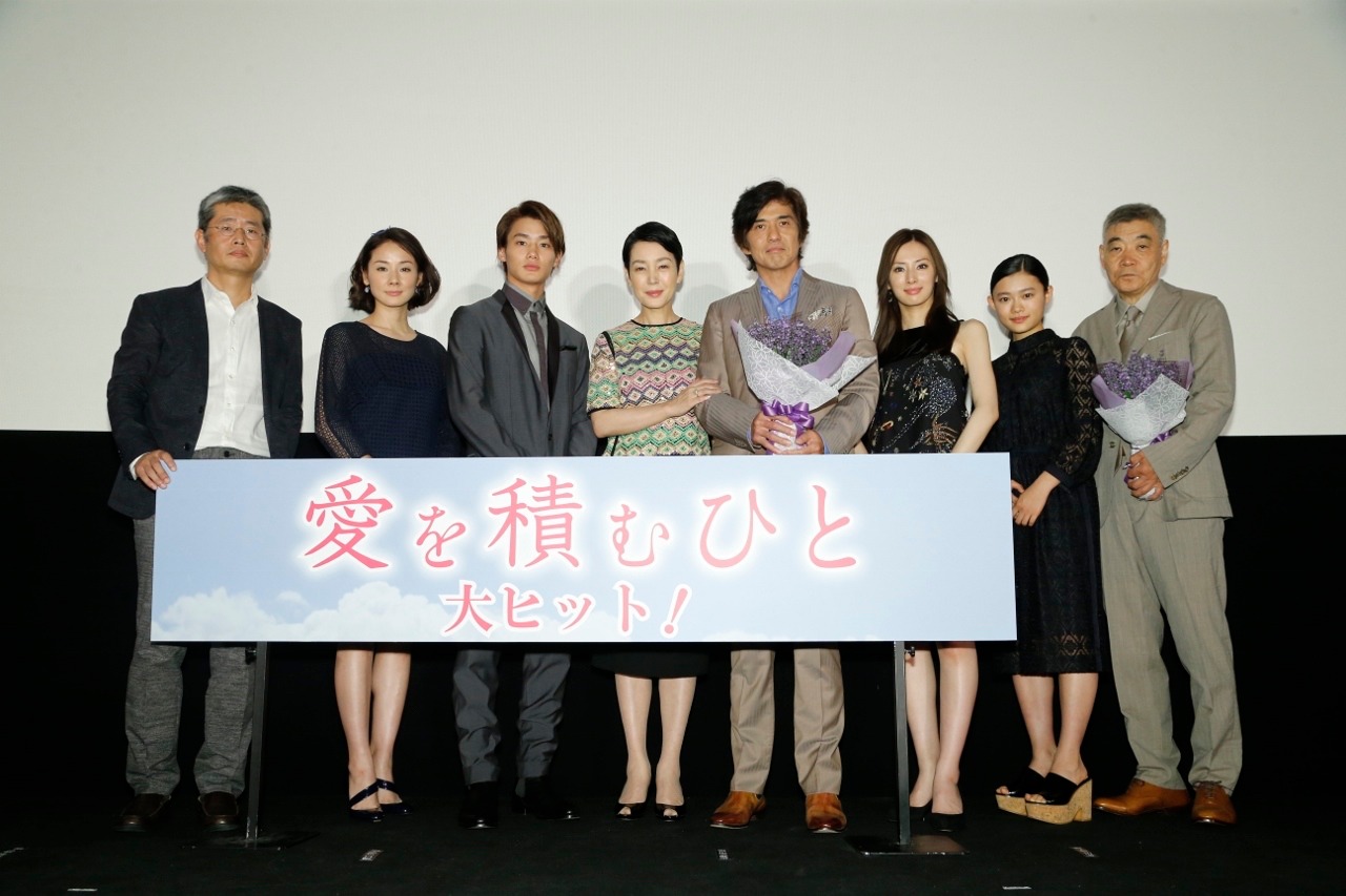 「愛を積むひと」舞台挨拶にて、左から朝原雄三、吉田羊、野村周平、樋口可南子、佐藤浩市、北川景子、杉咲花、柄本明。