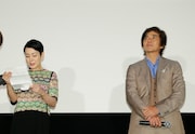 左から樋口可南子、涙をこらえる佐藤浩市。