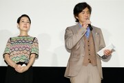 左から樋口可南子、佐藤浩市。