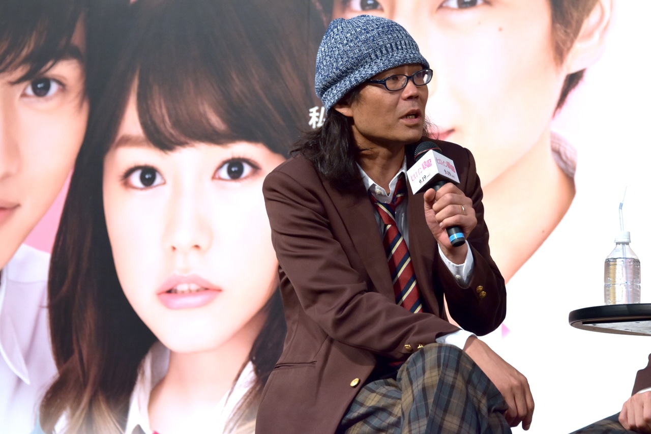 キャスト陣と同じ制服姿で登場した監督の英勉。