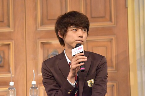 ずっと学ランだったため、ブレザーに憧れていたと話す坂口健太郎。