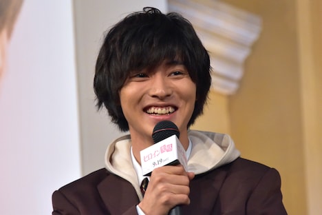 真冬の撮影だったため、よく見るとブルブル震えていると監督にバラされる山崎賢人。