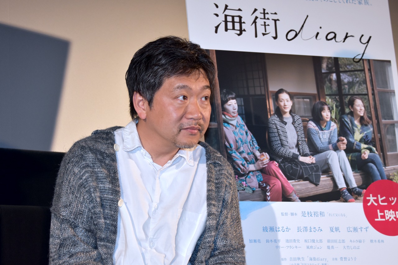 「海街diary」ティーチインイベントにて、観客の質問に耳を傾ける是枝裕和。
