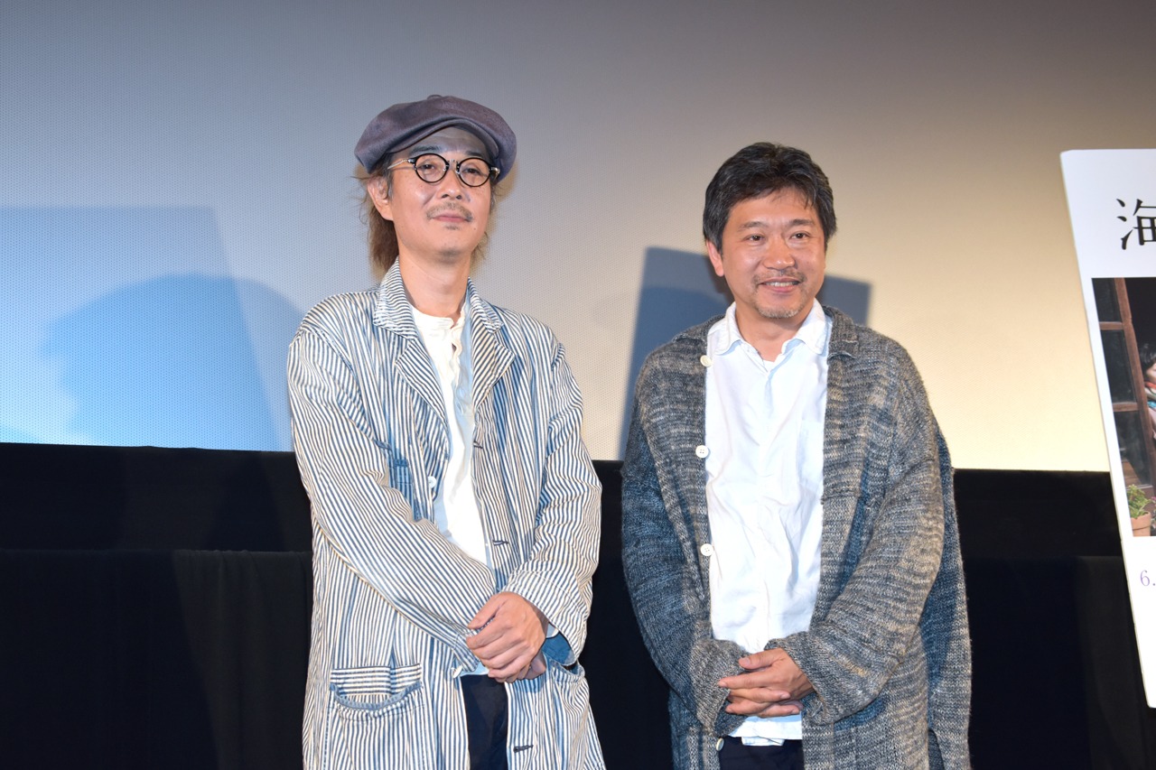 「海街diary」ティーチインイベントにて、左からリリー・フランキー、是枝裕和。