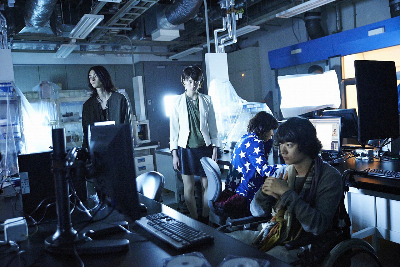 左から染谷将太、岡田将生。 - 「ストレイヤーズ・クロニクル