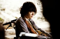 「ストレイヤーズ・クロニクル」より、染谷将太演じる学。能力は謎に包まれたまま。(c)本多孝好/集英社 (c)2015「ストレイヤーズ・クロニクル」製作委員会