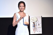 笑顔を見せる前田敦子。