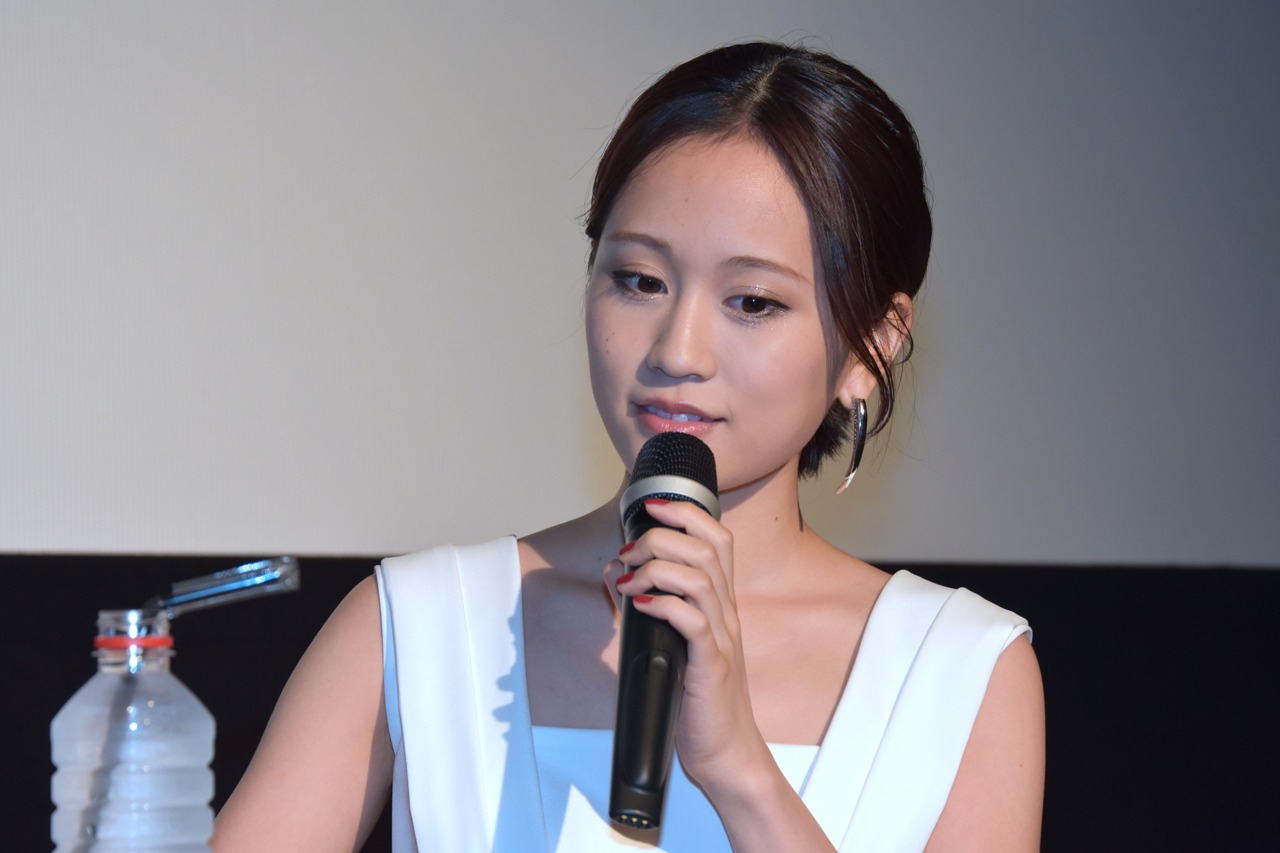 これまで観たさまざまな映画に思いを巡らせる前田敦子。