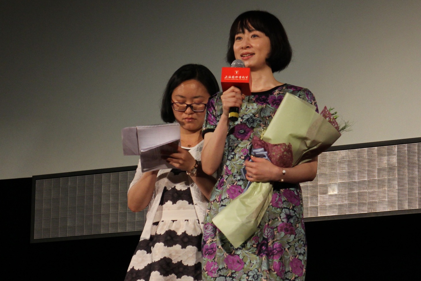 第18回上海国際映画祭にて、「ロマンス」ワールドプレミアに登壇したタナダユキ（右）。