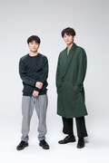 左から染谷将太、岡田将生。