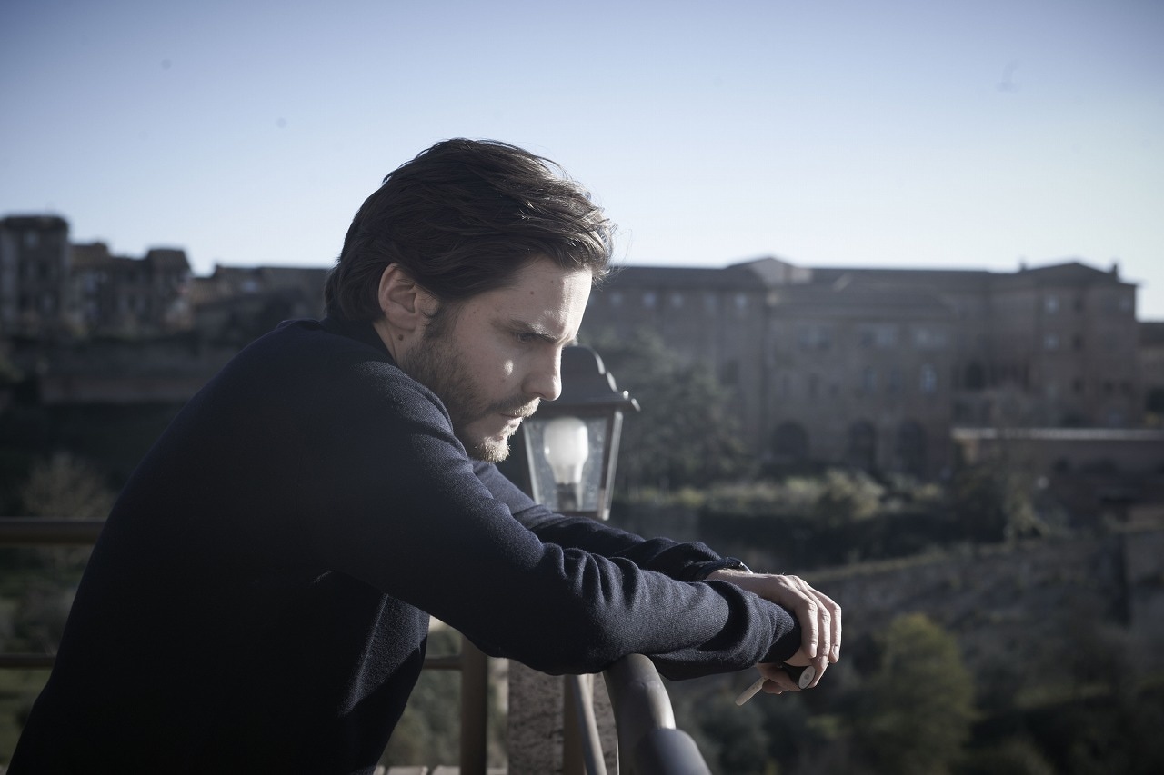 M・ウィンターボトムが描く女子留学生殺人事件の狂騒と闇、「天使が消えた街」