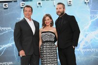 左からアーノルド・シュワルツェネッガー、エミリア・クラーク、ジェイ・コートニー。(c)2015 Paramount Pictures. All Rights Reserved.