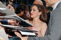 ファンサービスを行うエミリア・クラーク。(c)2015 Paramount Pictures. All Rights Reserved.