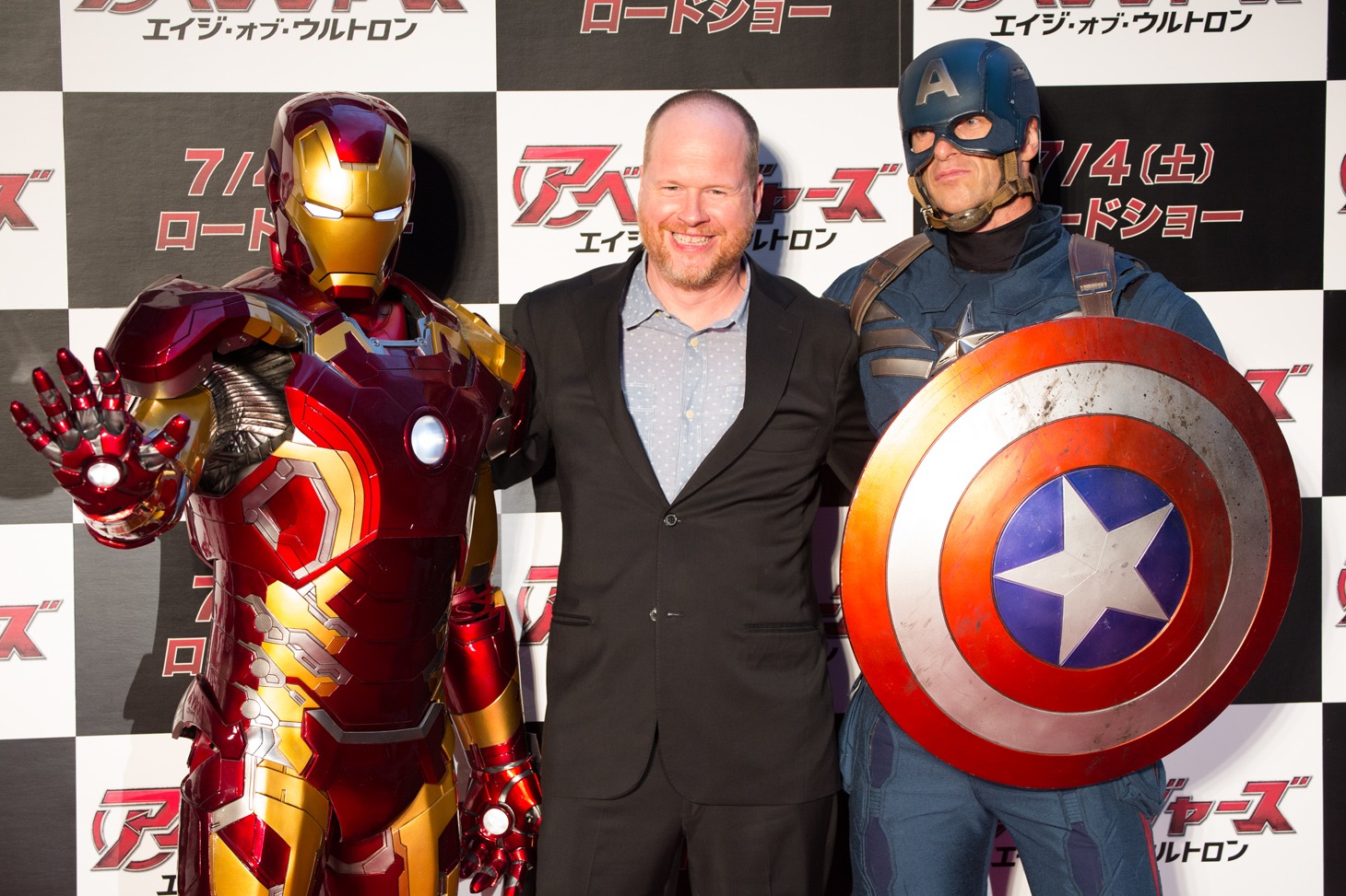 アイアンマン、キャプテン・アメリカと共にフォトセッションに応じるジョス・ウェドン。