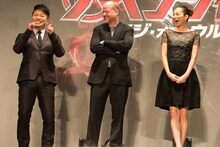 「宮迫です！」を披露する宮迫博之を見るジョス・ウェドンと米倉涼子。