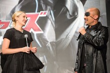 左からエリザベス・オルセン、竹中直人。