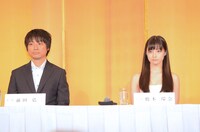 左から前田弘二、橋本環奈。