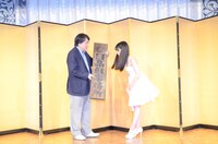 赤川次郎が橋本環奈へ、1981年の「セーラー服と機関銃」の撮影で使われた“目高組”の看板を渡す様子。