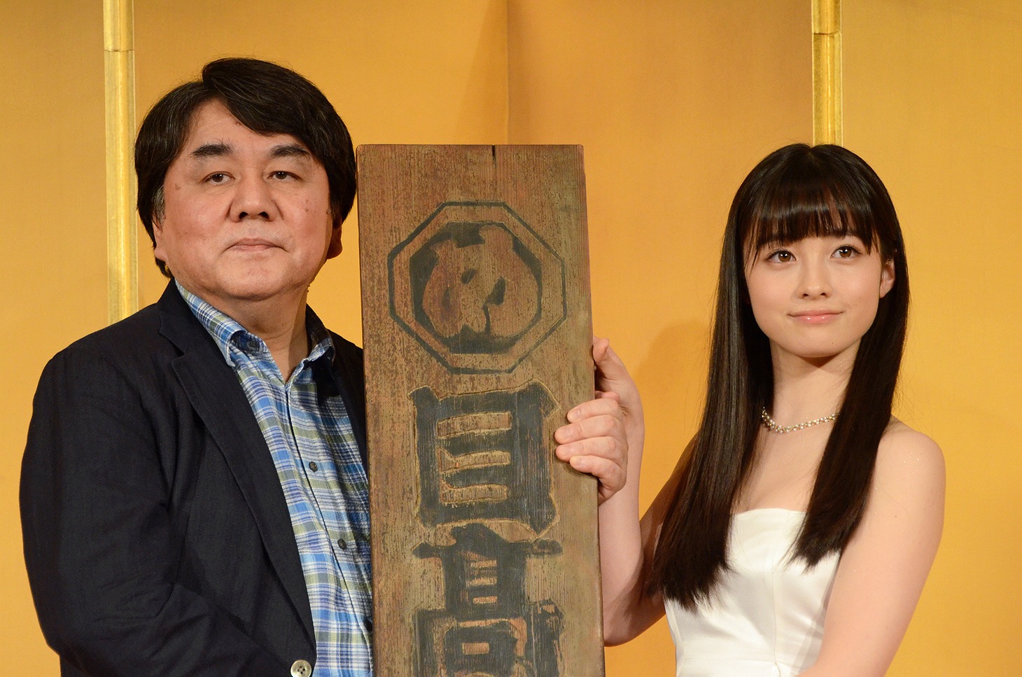 赤川次郎（左）と橋本環奈（右）。