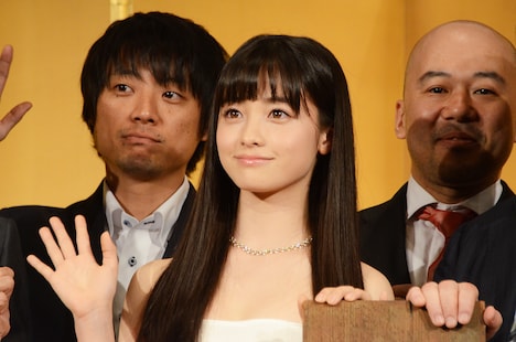 左から前田弘二、橋本環奈、高田亮。