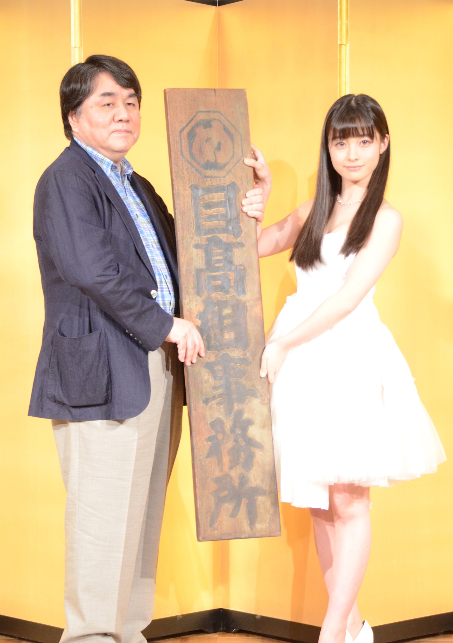 赤川次郎（左）と橋本環奈（右）。