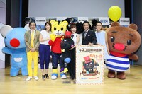 キネコ国際映画祭 2015記者会見の様子。左からうっかりペネロペ、ルー大柴、内田恭子、しまじろう、戸田恵子、ひつじのショーン、中山秀征、白石みき、ふうせんいぬティニー。