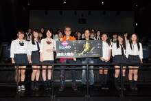 女子高校生に囲まれ笑顔の三池崇史と市原隼人。(c) 2015「極道大戦争」製作委員会