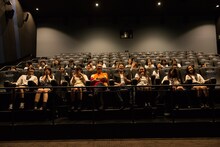 MX4Dシアターを体験中の三池崇史と市原隼人。(c) 2015「極道大戦争」製作委員会