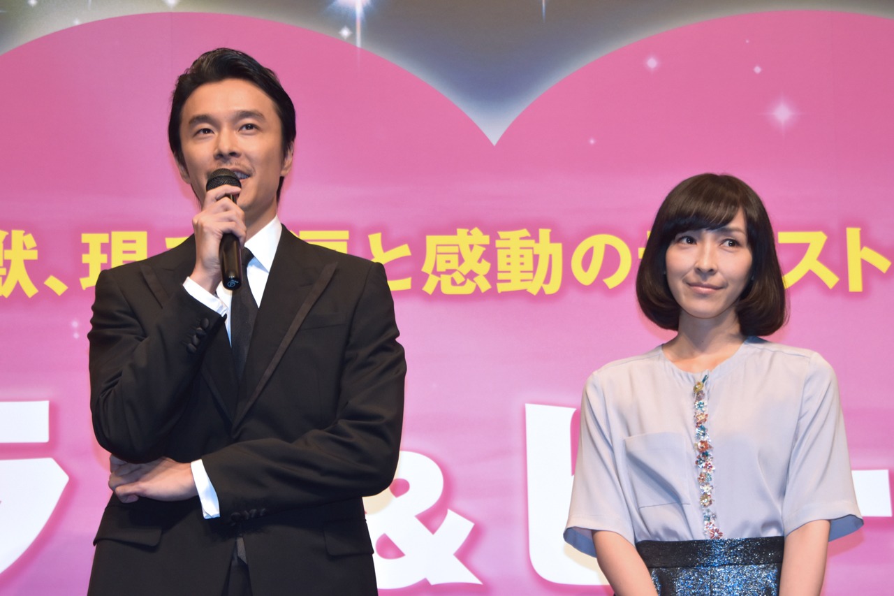 左から長谷川博己、麻生久美子。