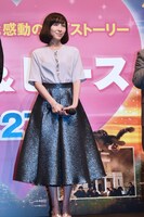 「ラブ＆ピース」で、これまでにないほど地味な役を演じた麻生久美子。