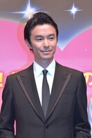 主人公の冴えないサラリーマン、鈴木良一を演じる長谷川博己。