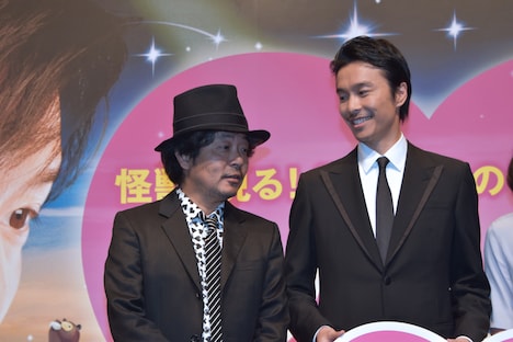 フォトセッション中に談笑する園子温と長谷川博己。